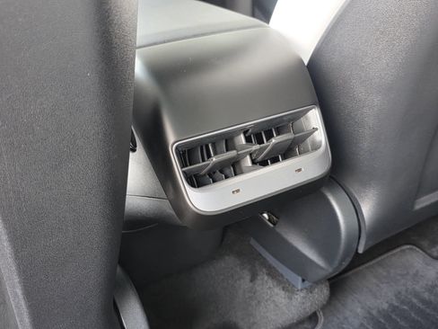 Used 2024 Tesla Model Y Long Range AWD/4WD image 32
