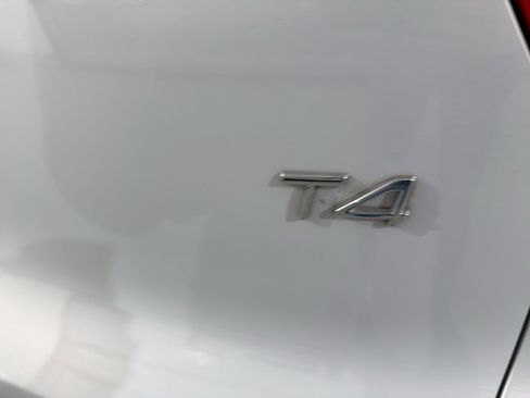 Used 2020 Volvo XC40 T4 Momentum image 9