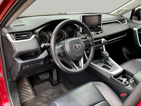 Used 2020 Toyota RAV4 XLE Premium FWD image 18
