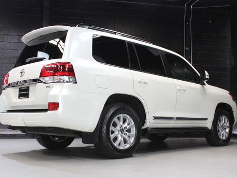 Used 2019 Toyota Land Cruiser w/ Four Season Floor Mat Package image 15