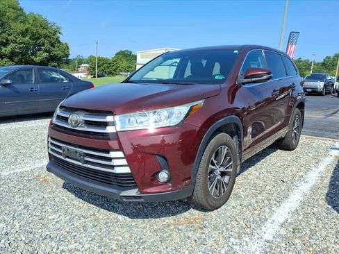 Used 2018 Toyota Highlander Plus AWD/4WD image 2