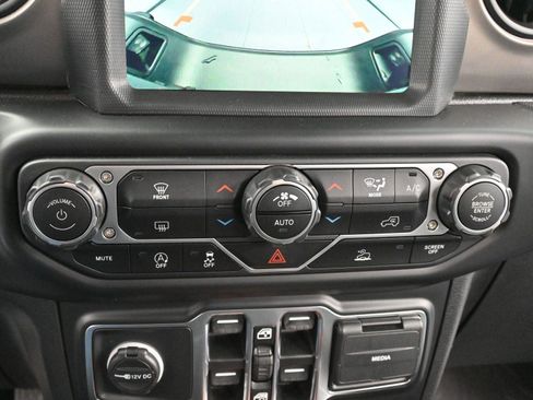 Used 2021 Jeep Gladiator Willys image 22