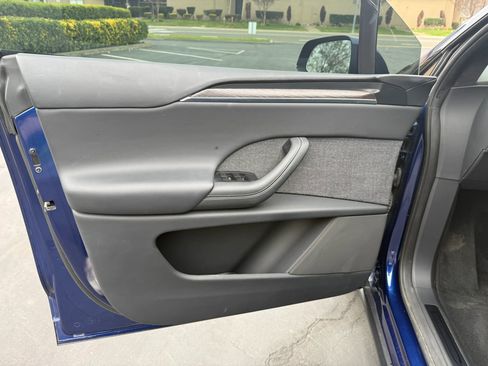 Used 2022 Tesla Model X image 11