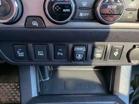 Used 2018 Toyota Tacoma TRD Off-Road image 24