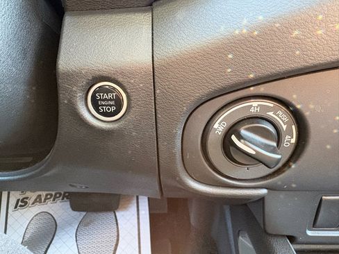 Used 2024 Nissan Frontier SV image 14