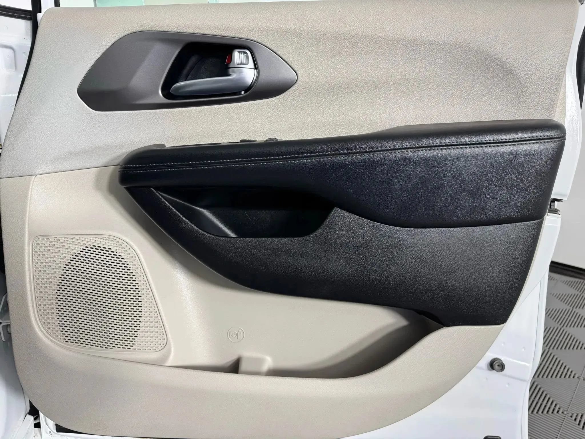 Used 2019 Chrysler Pacifica Limited FWD image 48