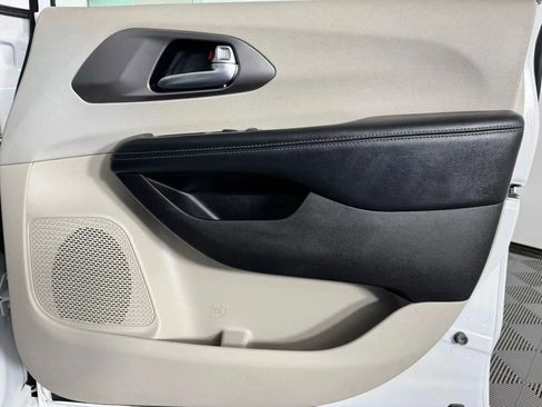 Used 2019 Chrysler Pacifica Limited FWD image 48