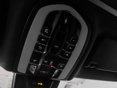 Used 2025 Porsche Macan image 37