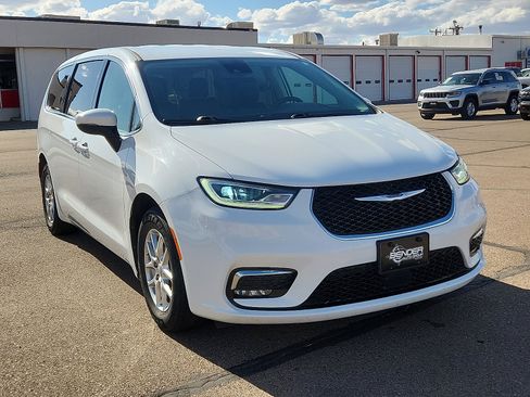 Used 2023 Chrysler Pacifica Touring-L FWD image 6