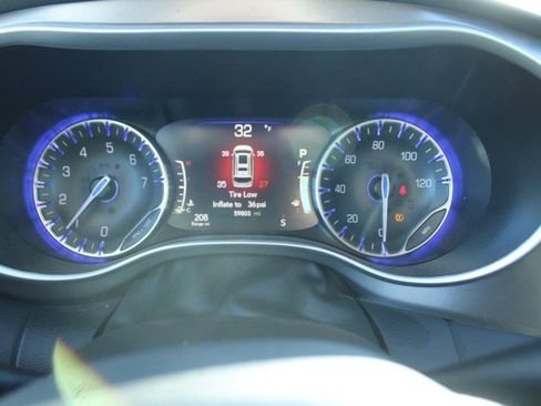 Used 2024 Chrysler Pacifica Touring-L image 19