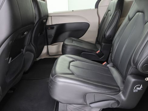 Used 2023 Chrysler Pacifica Touring-L AWD/4WD image 8
