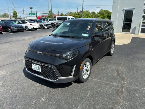 Used 2025 Kia Soul LX w/ LX Technology Package FWD image 2