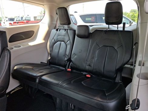 Certified 2023 Chrysler Pacifica Touring-L FWD image 10