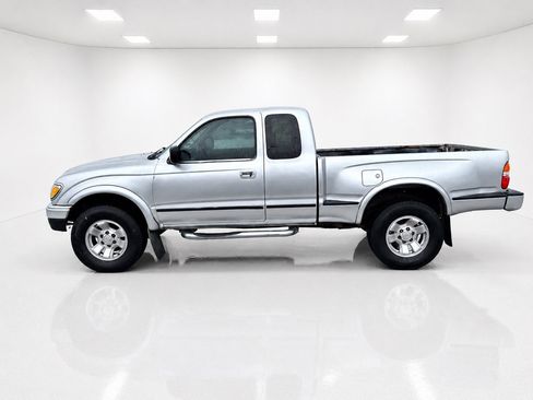 Used 2001 Toyota Tacoma PreRunner RWD image 2