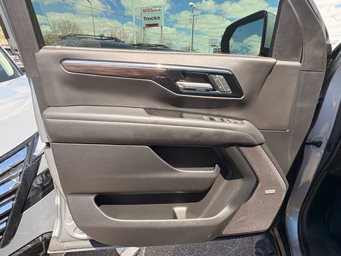 Used 2025 Chevrolet Tahoe Z71 w/ Z71 Off-Road Package AWD/4WD image 19