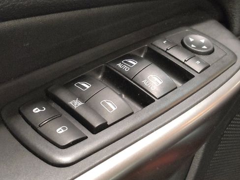 Used 2019 Jeep Cherokee Limited FWD image 27