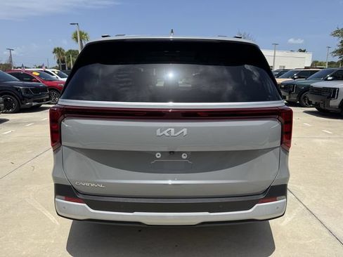 Used 2025 Kia Carnival EX FWD image 6