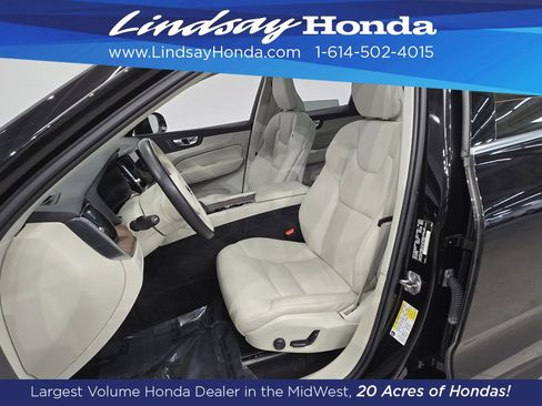 Used 2022 Volvo XC60 B5 Momentum w/ Climate Package image 11