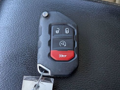 Used 2018 Jeep Wrangler Unlimited Sahara AWD/4WD image 30