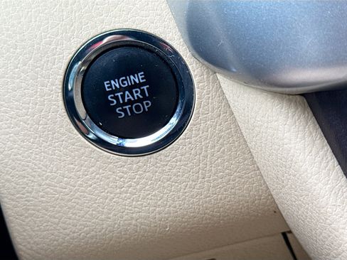 Used 2018 Toyota Highlander Limited FWD image 36