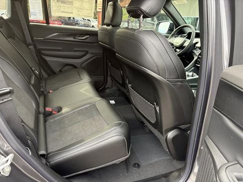 New 2025 Jeep Grand Cherokee Altitude image 17