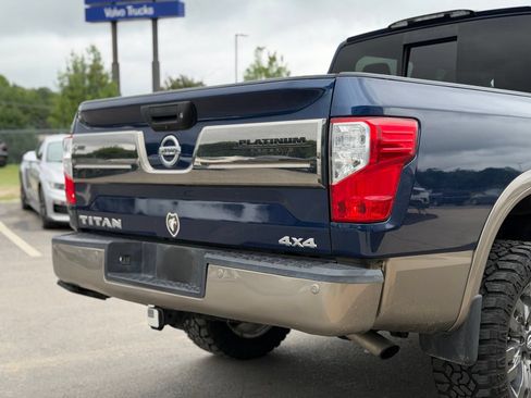 Used 2018 Nissan Titan SV AWD/4WD image 16