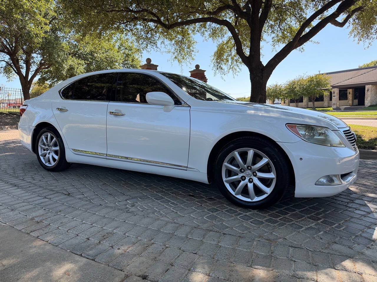 Used 2009 Lexus LS 460 w/ Comfort Pkg RWD image 2