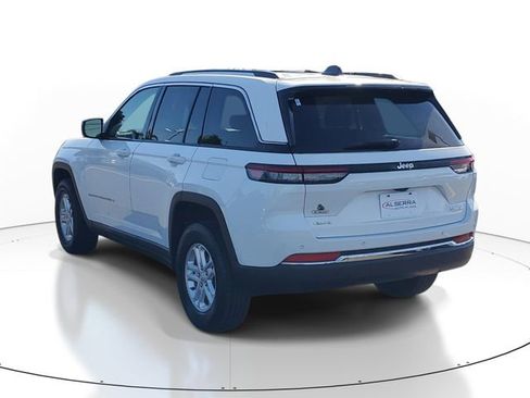 Used 2023 Jeep Grand Cherokee Laredo w/ Luxury Tech Group I AWD/4WD image 3