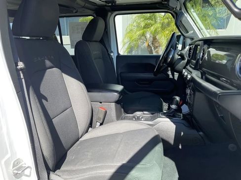 Used 2018 Jeep Wrangler Unlimited Sahara image 18