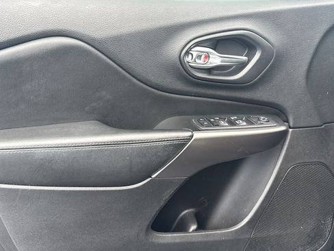Used 2020 Jeep Cherokee Latitude FWD image 13