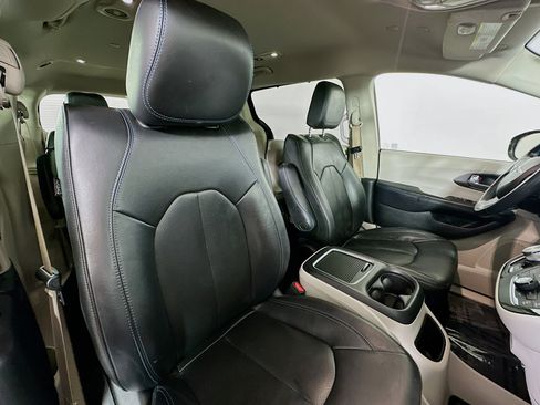 Used 2021 Chrysler Pacifica Touring-L AWD/4WD image 27