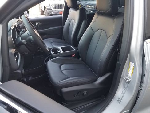 New 2026 Chrysler Voyager LX image 9