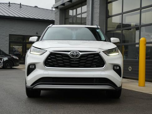 Used 2021 Toyota Highlander Platinum image 2