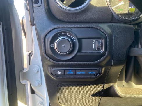 Used 2023 Jeep Wrangler Sahara image 14