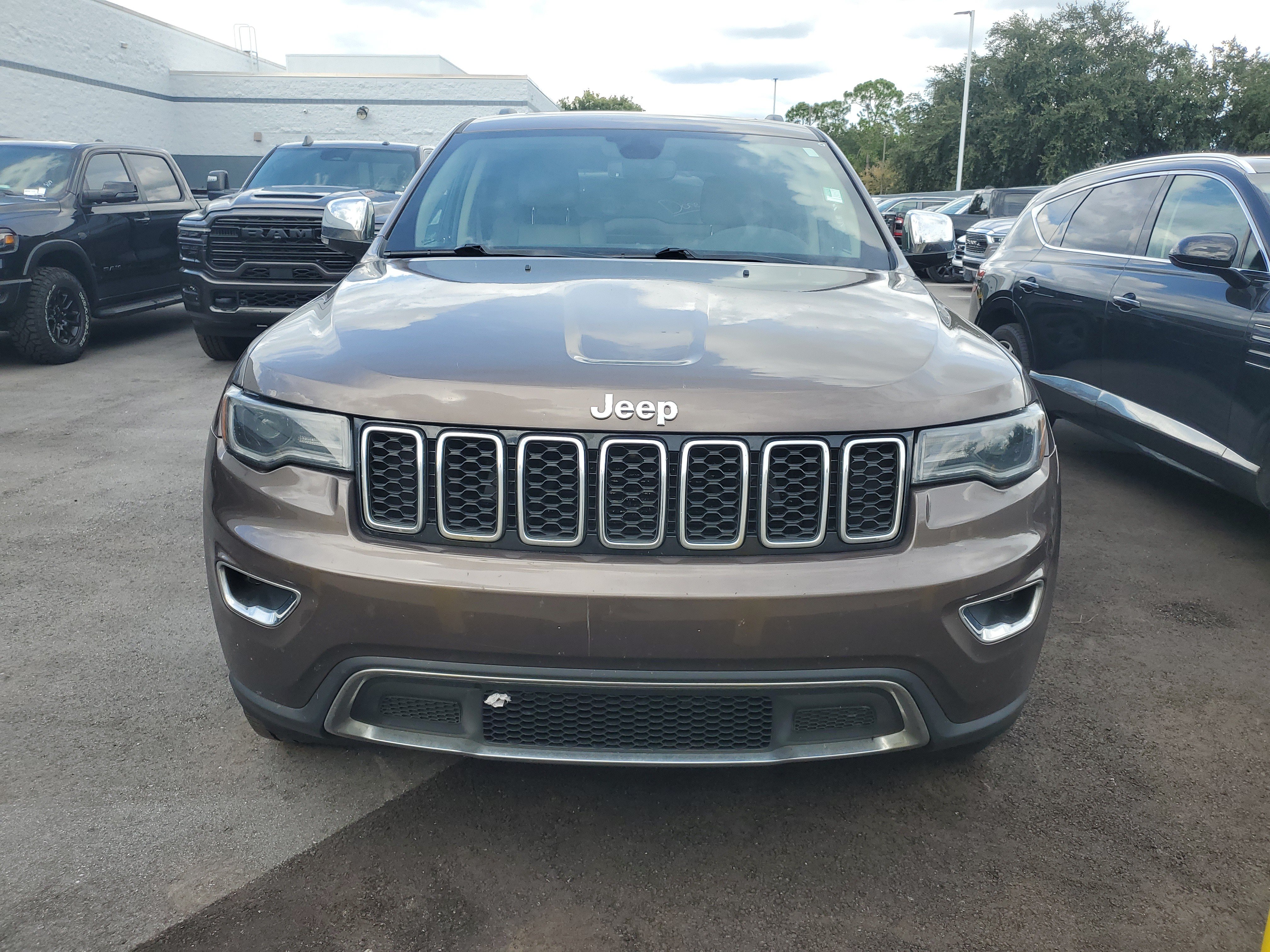 Used 2021 Jeep Grand Cherokee Limited w/ Luxury Group II AWD/4WD image 3