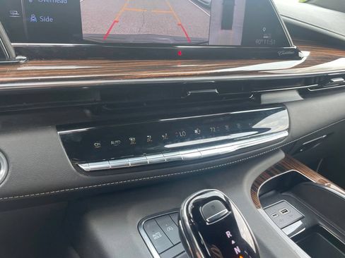 Used 2023 Cadillac Escalade ESV Premium Luxury AWD/4WD image 16