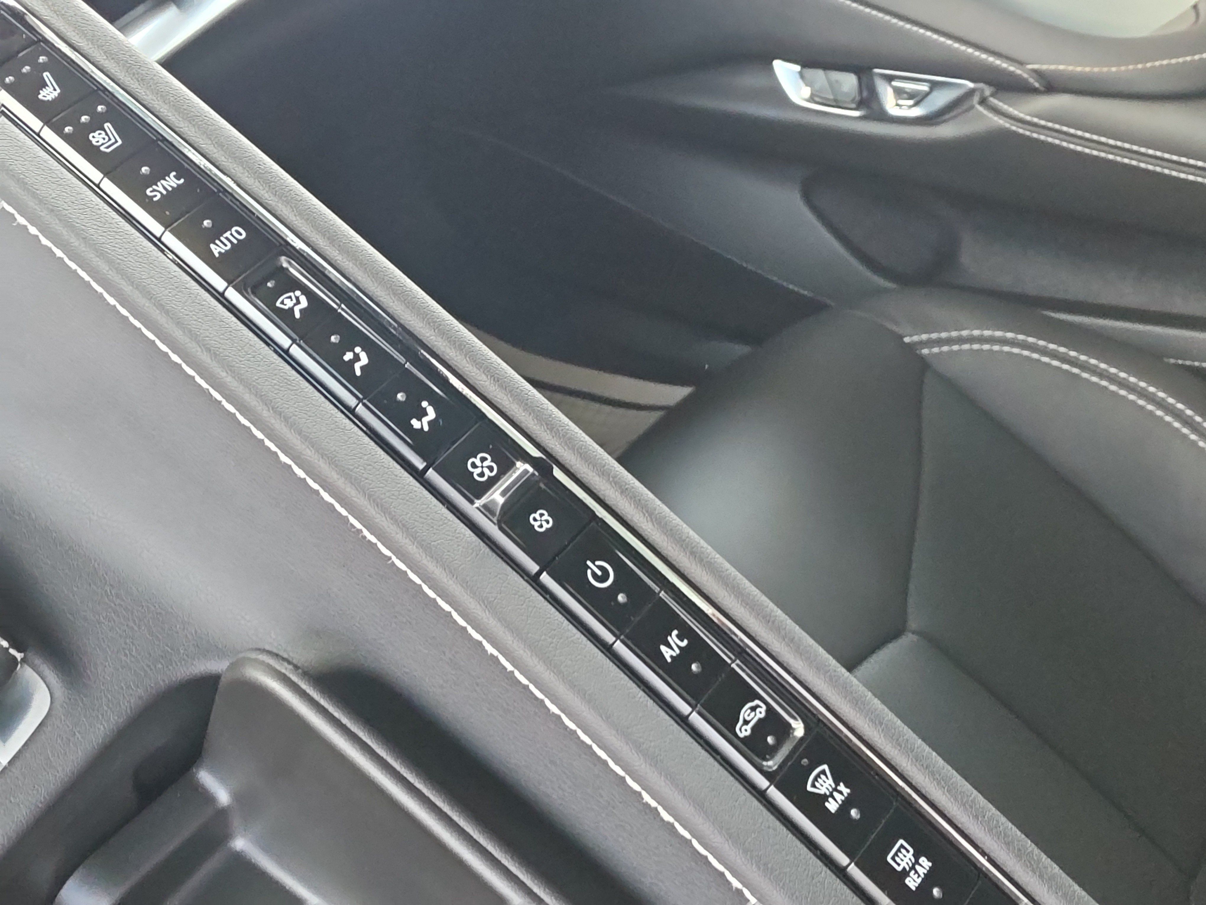 Used 2025 Chevrolet Corvette Stingray Preferred Cpe w/ 2LT RWD image 18