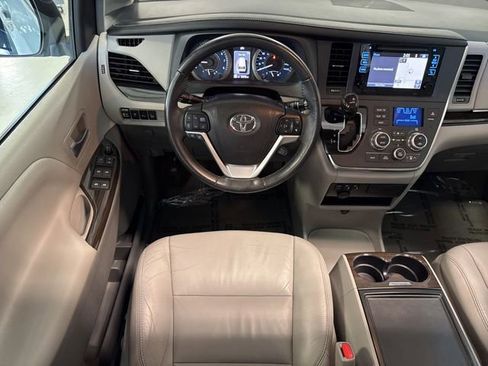 Used 2017 Toyota Sienna XLE w/ XLE Navigation Package FWD image 8