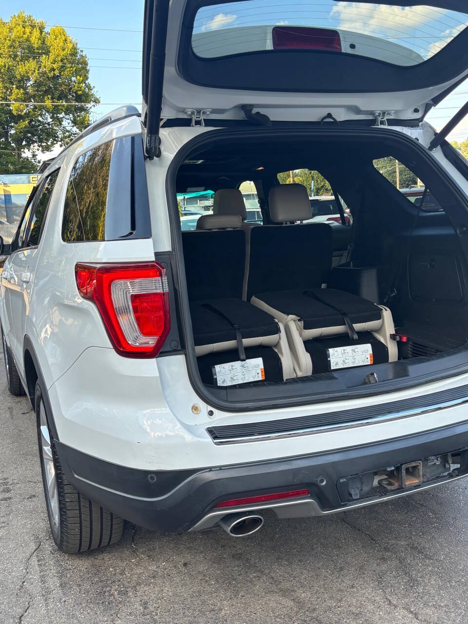 Used 2018 Ford Explorer XLT w/ Equipment Group 202A AWD/4WD image 18