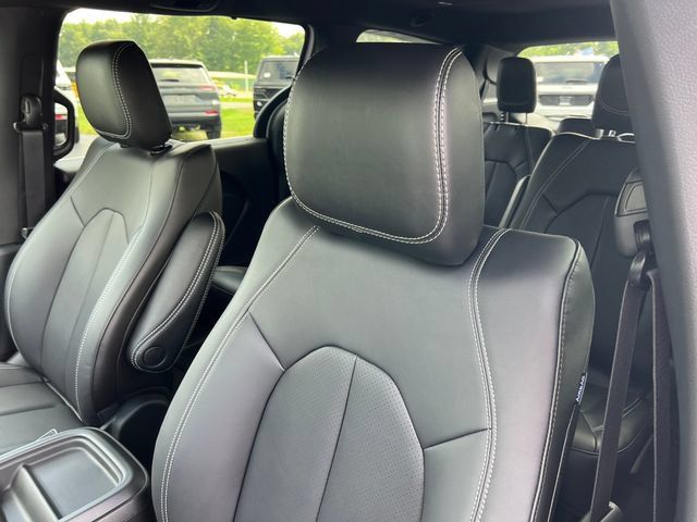 New 2027 Chrysler Pacifica Select FWD image 11