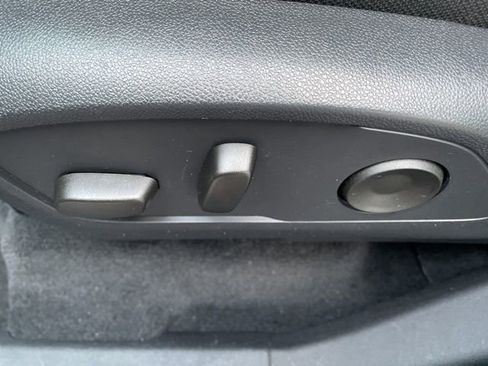 Used 2025 Chevrolet Traverse LT image 16