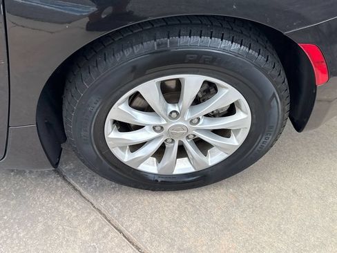 Used 2018 Chrysler Pacifica Touring Plus FWD image 11
