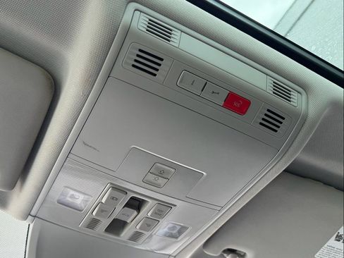 Used 2018 Volkswagen Tiguan SEL Premium image 39