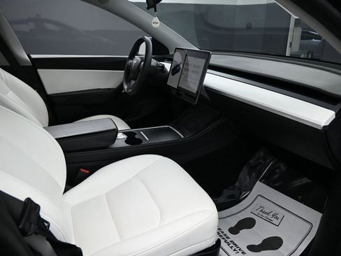 Used 2021 Tesla Model Y Long Range image 29