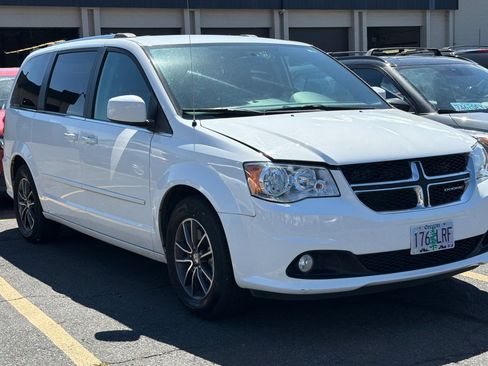 Used 2017 Dodge Grand Caravan SXT FWD image 2