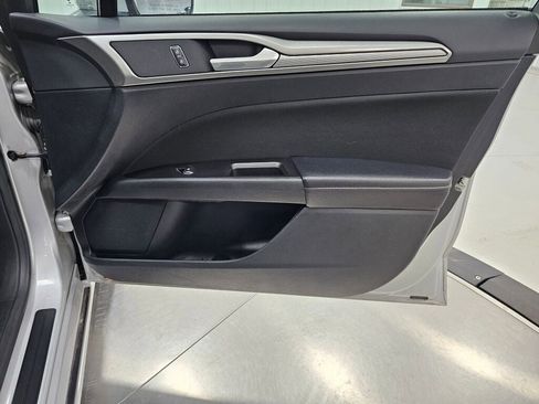 Used 2017 Ford Fusion SE w/ Fusion SE Technology Package FWD image 30