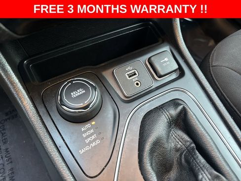 Used 2019 Jeep Cherokee Latitude w/ Popular Appearance Group AWD/4WD image 41