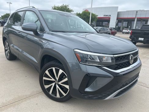 Used 2022 Volkswagen Taos SE w/ IQ.Drive SE Package image 2