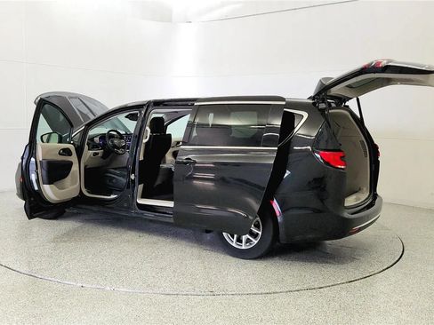 Used 2023 Chrysler Pacifica Touring-L FWD image 12