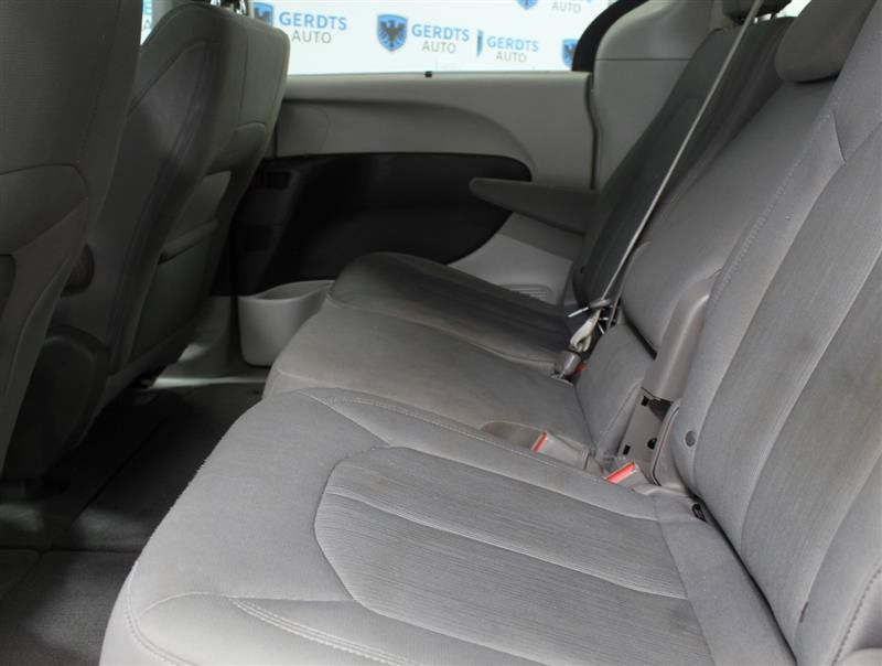 Used 2019 Chrysler Pacifica Touring Plus w/ Tire & Wheel Group FWD image 15